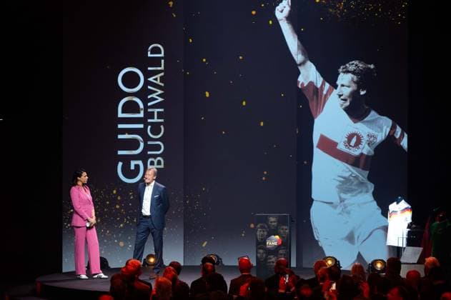 v l Presenter Esther SEDLACZEK Award winner Guido BUCHWALD, HALL OF FAME Award Ceremony 2025 on 06 10 2025 at the German Football Museum in Dortmund Germany Â
