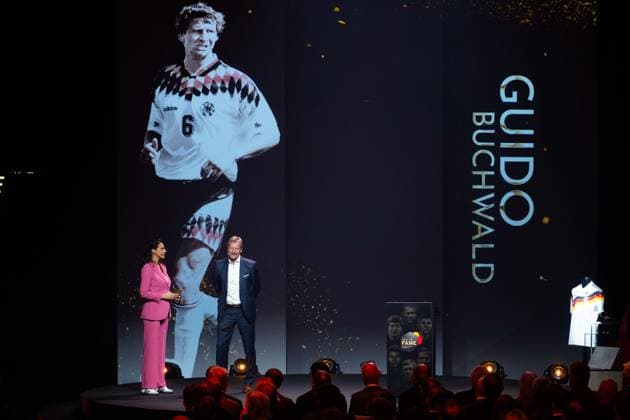v l Presenter Esther SEDLACZEK Award winner Guido BUCHWALD, HALL OF FAME Award Ceremony 2025 on 06 10 2025 at the German Football Museum in Dortmund Germany Â