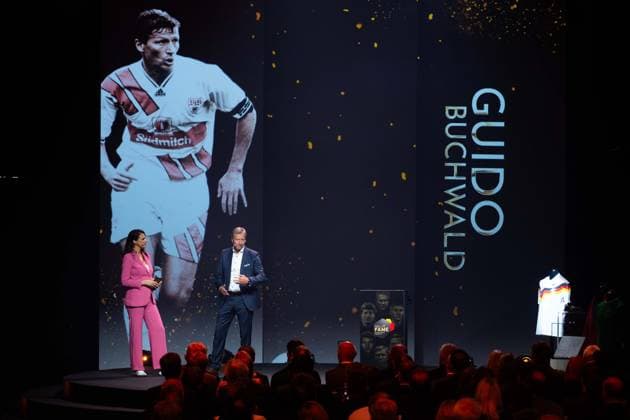 v l Presenter Esther SEDLACZEK Award winner Guido BUCHWALD, HALL OF FAME Award Ceremony 2025 on 06 10 2025 at the German Football Museum in Dortmund Germany Â