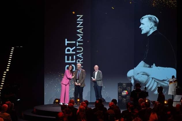 from left presenter Esther SEDLACZEK Mark TRAUMANN, son of Bert Trautmann, laudator Bernd NEUENDORF, DFB President, honor for Bert TRAUMANN Posthumous HALL OF FAME Award Ceremony 2025 on 06 10 2025 at the German Football Museum in Dortmund Germany Â