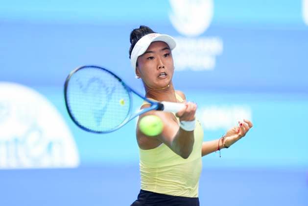 WUHAN, CHINA - OCTOBER 07: Ann Li of United States returns a shot in the Women s Singles Round of 64 match against Emma Raducanu of Great Britain on day 4 of 2025 Wuhan Open at Optics Valley International Tennis Center on October 7, 2025 in Wuhan, Hubei Province of China.  Copyright: xVCGx 111595637013