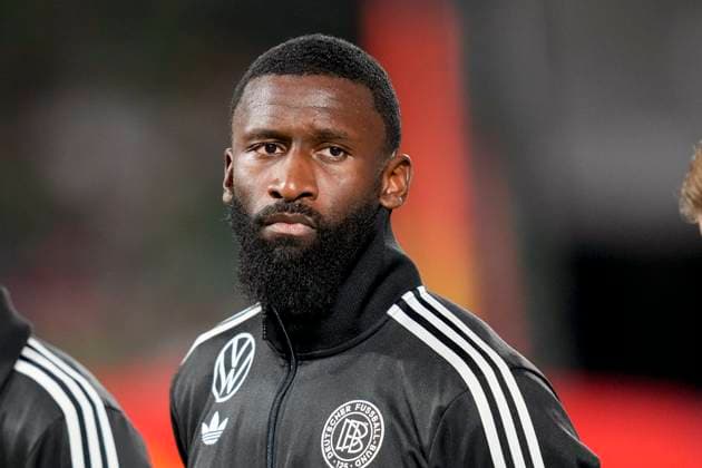 Antonio Rüdiger (Germany) schaut während des Qualifikationsspiels zur FIFA-Weltmeisterschaft 2026 zwischen Deutschland und Nordirland im RheinEnergieStadion am 7. September 2025 in Köln, Deutschland. (Foto von Alex Gottschalk DeFodi Images) +++ Antonio Rüdiger (Germany) looks on during the FIFA World Cup, WM, Weltmeisterschaft, Fussball 2026 qualifier match between Germany and Northern Ireland at RheinEnergieStadion on September 7, 2025 in Cologne, Germany. (Photo by Alex Gottschalk DeFodi Images) (Photo by Alex Gottschalk DeFodi Images) Antonio Rüdiger Germany looks on during the FIFA World Cup 2026 qualifier match between Germany and Northern Ireland at RheinEnergieStadion on September 7, 2025 in Cologne, Germany Photo by Alex Gottschalk DeFodi Images Antonio Rüdiger Germany looks on during the FIFA World Cup 2026 qualifier match between Germany and Northern Ireland at RheinEnergieStadion on September 7, 2025 in Cologne, Germany Photo by Alex Gottschalk DeFodi Images Photo by Alex Gottschalk DeFodi Images