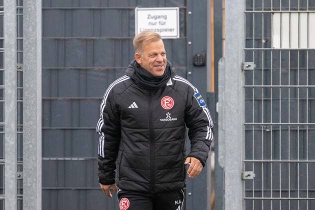 07 10 2025, Soccer 2 Bundesliga, Season 2025 2026, public training, Fortuna Düsseldorf on the training ground at the Merkur Spiel Arena in Düsseldorf Markus Anfang Fortuna Duesseldorf, head coach comes onto the pitch in a good mood Photo Kirchner Media TH Copyright: xKirchner-Media THx