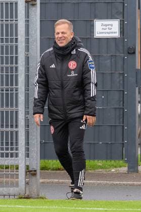 07 10 2025, Soccer 2 Bundesliga, Season 2025 2026, public training, Fortuna Düsseldorf on the training ground at the Merkur Spiel Arena in Düsseldorf Markus Anfang Fortuna Duesseldorf, head coach comes onto the pitch Photo Kirchner Media TH Copyright: xKirchner-Media THx