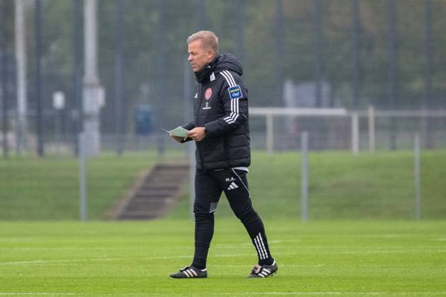 07 10 2025, Soccer 2 Bundesliga, season 2025 2026, public training, Fortuna Düsseldorf at the training ground at the Merkur Spiel Arena in Düsseldorf Markus Anfang Fortuna Duesseldorf, head coach looks at the training process again Photo Kirchner Media TH Copyright: xKirchner-Media THx