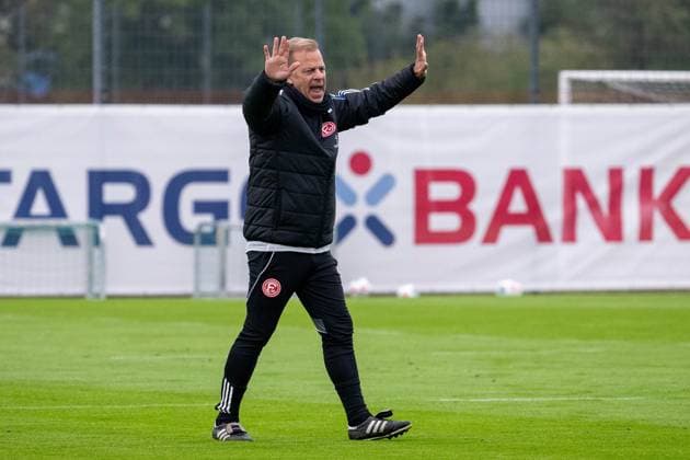 07 10 2025, Soccer 2 Bundesliga, Season 2025 2026, public training, Fortuna Düsseldorf at the training ground at the Merkur Spiel Arena in Düsseldorf Markus Anfang Fortuna Duesseldorf, head coach interrupts the training Photo Kirchner Media TH Copyright: xKirchner-Media THx