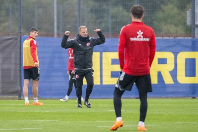 07 10 2025, Soccer 2 Bundesliga, season 2025 2026, public training, Fortuna Düsseldorf at the training ground at the Merkur Spiel Arena in Düsseldorf Markus Anfang Fortuna Duesseldorf, head coach explains to the players his expectations of the training session Photo Kirchner Media TH Copyright: xKirchner-Media THx