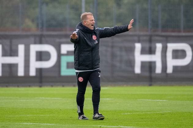 07 10 2025, Soccer 2 Bundesliga, Season 2025 2026, public training, Fortuna Düsseldorf on the training ground at the Merkur Spiel Arena in Düsseldorf Markus Anfang Fortuna Duesseldorf, head coach interrupts the training session Photo Kirchner Media TH Copyright: xKirchner-Media THx