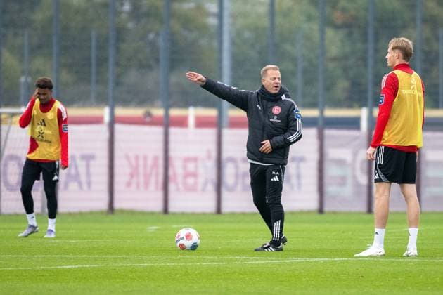 07 10 2025, Soccer 2 Bundesliga, Season 2025 2026, public training, Fortuna Düsseldorf at the training ground at the Merkur Spiel Arena in Düsseldorf Markus Anfang Fortuna Duesseldorf, head coach gives instructions to the players Photo Kirchner Media TH Copyright: xKirchner-Media THx