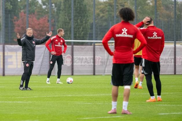 07 10 2025, Soccer 2 Bundesliga, Season 2025 2026, public training, Fortuna Düsseldorf at the training ground at the Merkur Spiel Arena in Düsseldorf Markus Anfang Fortuna Duesseldorf, head coach explains his expectations to the players Photo Kirchner Media TH Copyright: xKirchner-Media THx