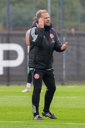 07 10 2025, Soccer 2 Bundesliga, Season 2025 2026, public training, Fortuna Düsseldorf on the training ground at the Merkur Spiel Arena in Düsseldorf Markus Anfang Fortuna Duesseldorf, head coach interrupts the training session Photo Kirchner Media TH Copyright: xKirchner-Media THx