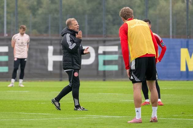 07 10 2025, Soccer 2 Bundesliga, season 2025 2026, public training, Fortuna Düsseldorf at the training ground at the Merkur Spiel Arena in Düsseldorf Markus Anfang Fortuna Duesseldorf, head coach explains his requirements for the training Photo Kirchner Media TH Copyright: xKirchner-Media THx