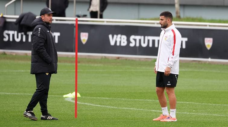BAU 07 10 2025 Stuttgart soccer VfB Stuttgart training, from left coach Sebastian Hoeneß, Deniz Undav