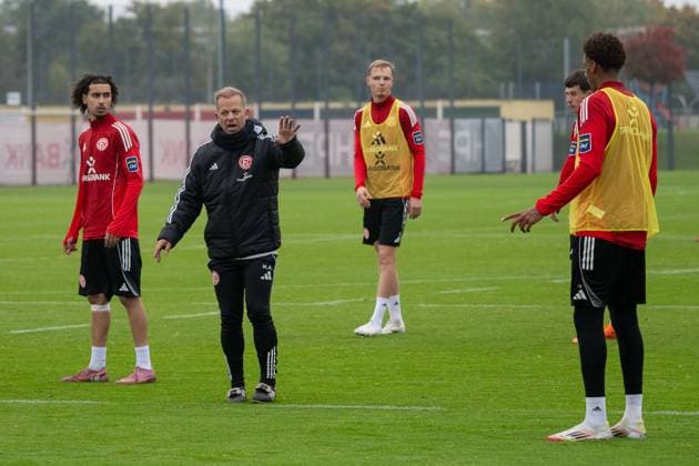 07 10 2025, Soccer 2 Bundesliga, season 2025 2026, public training, Fortuna Düsseldorf at the training ground at the Merkur Spiel Arena in Düsseldorf Markus Anfang Fortuna Duesseldorf, head coach explains the training process Photo Kirchner Media TH Copyright: xKirchner-Media THx