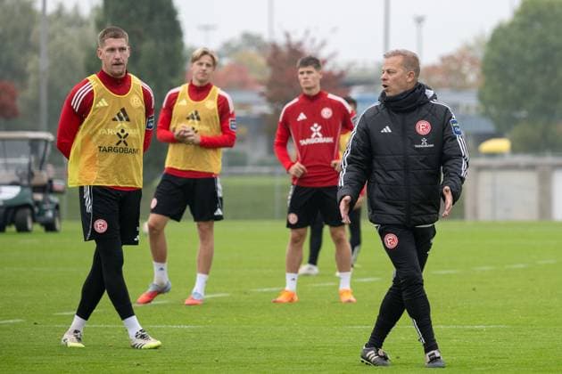 07 10 2025, Soccer 2 Bundesliga, season 2025 2026, public training, Fortuna Düsseldorf at the training ground at the Merkur Spiel Arena in Düsseldorf Markus Anfang Fortuna Duesseldorf, head coach explains his expectations of the training session Photo Kirchner Media TH Copyright: xKirchner-Media THx