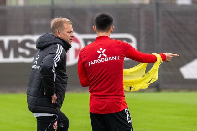 07 10 2025, Soccer 2 Bundesliga, Season 2025 2026, public training, Fortuna Duesseldorf at the training ground at the Merkur Spiel Arena in Duesseldorf Markus Anfang Fortuna Duesseldorf, head coach in conversation with Shinta Appelkamp Fortuna Duesseldorf, 23 Photo Kirchner Media TH Copyright: xKirchner-Media THx