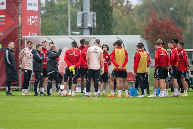 07 10 2025, Soccer 2 Bundesliga, season 2025 2026, public training, Fortuna Düsseldorf at the training ground at the Merkur Spiel Arena in Düsseldorf Markus Anfang Fortuna Duesseldorf, head coach in the circle of his new team Photo Kirchner Media TH Copyright: xKirchner-Media THx