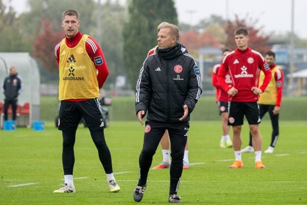 07 10 2025, Soccer 2 Bundesliga, Season 2025 2026, public training, Fortuna Duesseldorf at the training ground at the Merkur Spiel Arena in Duesseldorf Markus Anfang Fortuna Duesseldorf, head coach explains his expectations of the training next to Jordy de Wijs Fortuna Duesseldorf, 30 Photo Kirchner Media TH Copyright: xKirchner-Media THx