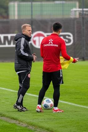 07 10 2025, Soccer 2 Bundesliga, Season 2025 2026, public training, Fortuna Duesseldorf at the training ground at the Merkur Spiel Arena in Duesseldorf Markus Anfang Fortuna Duesseldorf, head coach in conversation with Shinta Appelkamp Fortuna Duesseldorf, 23 Photo Kirchner Media TH Copyright: xKirchner-Media THx