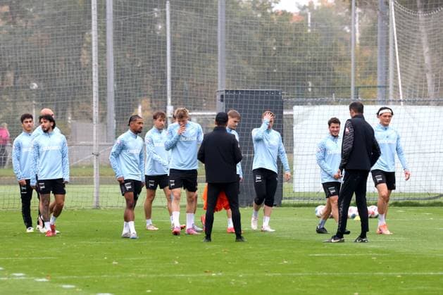 DEU, DFL, 2 FBL Hertha BSC, Training, 07 10 2025, Sportforum, Berlin, DEU, DFL, 2 FBL Hertha BSC, Training, im Bild Cheftrainer Stefan Leitl Hertha BSC Berlin , Hertha Spielerkreis DFL regulations prohibit any use of Photographs as image sequences and or quasi video nordphotoxGmbHx xEngler nph00076