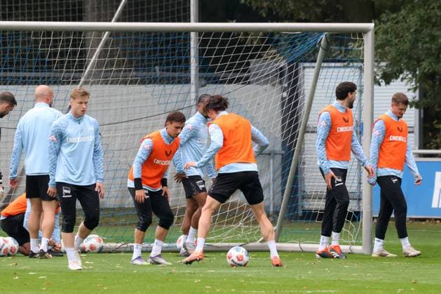 DEU, DFL, 2 FBL Hertha BSC, Training, 07 10 2025, Sportforum, Berlin, DEU, DFL, 2 FBL Hertha BSC, Training, im Bild Hertha Spielerkreis, Michal Karbownik Hertha BSC Berlin 33 , Fabian Reese Hertha BSC Berlin 11 DFL regulations prohibit any use of Photographs as image sequences and or quasi video nordphotoxGmbHx xEngler nph00076