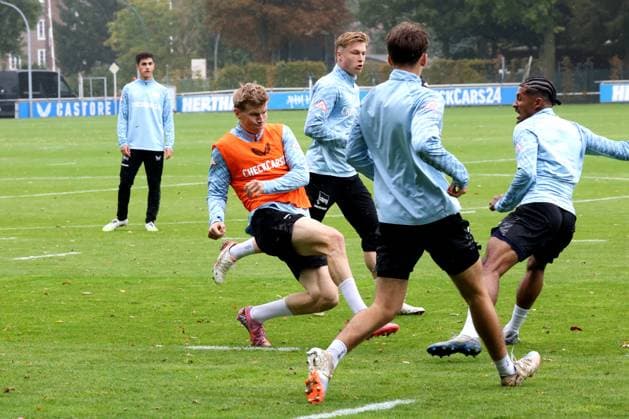 DEU, DFL, 2 FBL Hertha BSC, Training, 07 10 2025, Sportforum, Berlin, DEU, DFL, 2 FBL Hertha BSC, Training, im Bild Luca Schuler Hertha BSC Berlin 18 , Julian Eitschberger Hertha BSC Berlin 2 DFL regulations prohibit any use of Photographs as image sequences and or quasi video nordphotoxGmbHx xEngler nph00076