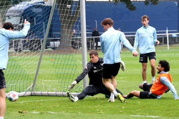 DEU, DFL, 2 FBL Hertha BSC, Training, 07 10 2025, Sportforum, Berlin, DEU, DFL, 2 FBL Hertha BSC, Training, im Bild Tjark Ernst Hertha BSC Berlin 1 , Sebastian Groenning Hertha BSC Berlin 17 , Kevin Sessa Hertha BSC Berlin 8 DFL regulations prohibit any use of Photographs as image sequences and or quasi video nordphotoxGmbHx xEngler nph00076