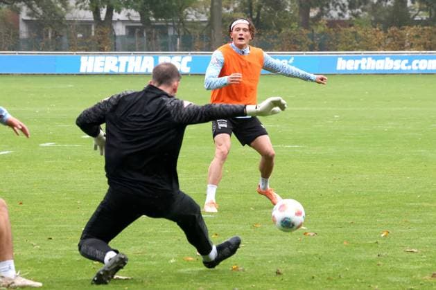 DEU, DFL, 2 FBL Hertha BSC, Training, 07 10 2025, Sportforum, Berlin, DEU, DFL, 2 FBL Hertha BSC, Training, im Bild Fabian Reese Hertha BSC Berlin 11 , Marius Gersbeck Hertha BSC Berlin 35 DFL regulations prohibit any use of Photographs as image sequences and or quasi video nordphotoxGmbHx xEngler nph00076