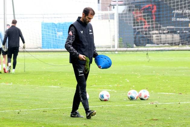 DEU, DFL, 2 FBL Hertha BSC, Training, 07 10 2025, Sportforum, Berlin, DEU, DFL, 2 FBL Hertha BSC, Training, im Bild Co Trainer Andre Mijatovic Hertha BSC Berlin bei der Rasenpflege DFL regulations prohibit any use of Photographs as image sequences and or quasi video nordphotoxGmbHx xEngler nph00076