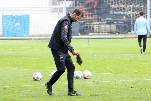 DEU, DFL, 2 FBL Hertha BSC, Training, 07 10 2025, Sportforum, Berlin, DEU, DFL, 2 FBL Hertha BSC, Training, im Bild Co Trainer Andre Mijatovic Hertha BSC Berlin bei der Rasenpflege DFL regulations prohibit any use of Photographs as image sequences and or quasi video nordphotoxGmbHx xEngler nph00076