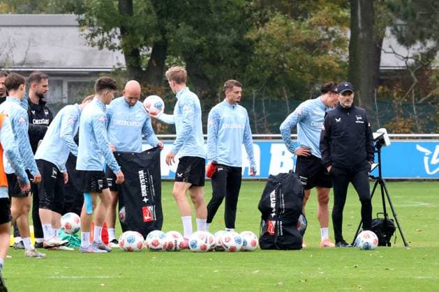 DEU, DFL, 2 FBL Hertha BSC, Training, 07 10 2025, Sportforum, Berlin, DEU, DFL, 2 FBL Hertha BSC, Training, im Bild Cheftrainer Stefan Leitl Hertha BSC Berlin , Hertha Spielerkreis DFL regulations prohibit any use of Photographs as image sequences and or quasi video nordphotoxGmbHx xEngler nph00076