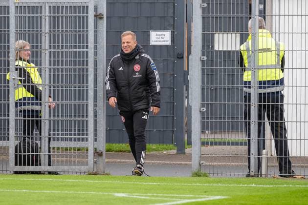 07 10 2025, Soccer 2 Bundesliga, Season 2025 2026, public training, Fortuna Düsseldorf on the training ground at the Merkur Spiel Arena in Düsseldorf Markus Anfang Fortuna Duesseldorf, head coach comes to the training ground in a good mood Photo Kirchner Media TH Copyright: xKirchner-Media THx