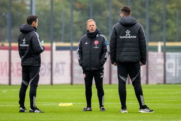 07 10 2025, Soccer 2 Bundesliga, season 2025 2026, public training, Fortuna Düsseldorf at the training ground at the Merkur Spiel Arena in Düsseldorf Markus Anfang Fortuna Duesseldorf, head coach in conversation with his functional team Photo Kirchner Media TH Copyright: xKirchner-Media THx