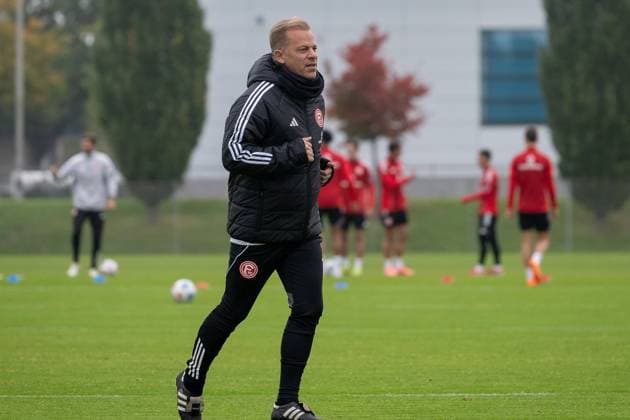 07 10 2025, Soccer 2 Bundesliga, Season 2025 2026, public training, Fortuna Düsseldorf on the training ground at the Merkur Spiel Arena in Düsseldorf Markus Anfang Fortuna Duesseldorf, head coach rushes over the training ground Photo Kirchner Media TH Copyright: xKirchner-Media THx