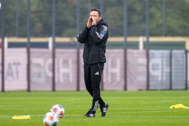 07 10 2025, Soccer 2 Bundesliga, Season 2025 2026, public training, Fortuna Düsseldorf at the training ground at the Merkur Spiel Arena in Düsseldorf Florian Junge Fortuna Duesseldorf, Co Trainer gives loud instructions Photo Kirchner Media TH Copyright: xKirchner-Media THx