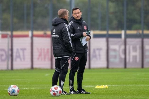 07 10 2025, Soccer 2 Bundesliga, Season 2025 2026, public training, Fortuna Duesseldorf on the training ground at the Merkur Spiel Arena in Duesseldorf Markus Anfang Fortuna Duesseldorf, head coach and Florian Junge Fortuna Duesseldorf, co-coach in conversation before training Photo Kirchner Media TH Copyright: xKirchner-Media THx