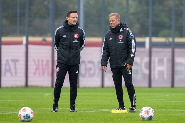 07 10 2025, Soccer 2 Bundesliga, Season 2025 2026, public training, Fortuna Duesseldorf at the training ground at the Merkur Spiel Arena in Duesseldorf Florian Junge Fortuna Duesseldorf, Co Coach and Markus Anfang Fortuna Duesseldorf, Head Coach in conversation Photo Kirchner Media TH Copyright: xKirchner-Media THx