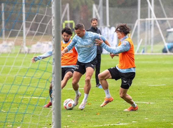 Soccer, Men, Season 2025 26, 2 Bundesliga, Hertha BSC, Training, f l Kevin Sessa Hertha BSC , Paul Seguin Hertha BSC , Fabian Reese Hertha BSC , 07 10 2025, Copyright: xSebastianxRäppold MatthiasxKochx