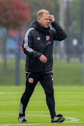07 10 2025, Soccer 2 Bundesliga, Season 2025 2026, public training, Fortuna Düsseldorf on the training ground at the Merkur Spiel Arena in Düsseldorf Markus Anfang Fortuna Duesseldorf, head coach is thoughtful shortly before the start of training Photo Kirchner Media TH Copyright: xKirchner-Media THx