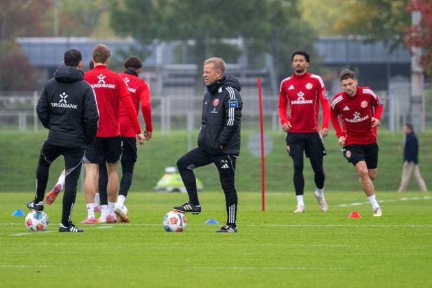07 10 2025, Soccer 2 Bundesliga, Season 2025 2026, public training, Fortuna Düsseldorf on the training ground at the Merkur Spiel Arena in Düsseldorf Florian Junge Fortuna Duesseldorf, co-coach and Markus Anfang Fortuna Duesseldorf, head coach on the training ground Photo Kirchner Media TH Copyright: xKirchner-Media THx