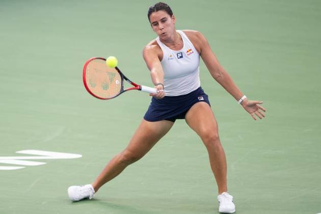 (251007) -- WUHAN, Oct. 7, 2025 -- Emma Navarro of the United States hits a return during the women s singles round of 64 match against Zhang Shuai of China at the 2025 Wuhan Open tennis tournament in Wuhan, central China s Hubei Province, Oct. 7, 2025. ) (SP)CHINA-WUHAN-TENNIS-WUHAN OPEN-WOMEN S SINGLES (CN) XiaoxYijiu 