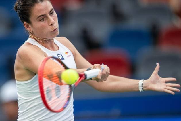 (251007) -- WUHAN, Oct. 7, 2025 -- Emma Navarro of the United States hits a return during the women s singles round of 64 match against Zhang Shuai of China at the 2025 Wuhan Open tennis tournament in Wuhan, central China s Hubei Province, Oct. 7, 2025. ) (SP)CHINA-WUHAN-TENNIS-WUHAN OPEN-WOMEN S SINGLES (CN) XiaoxYijiu 