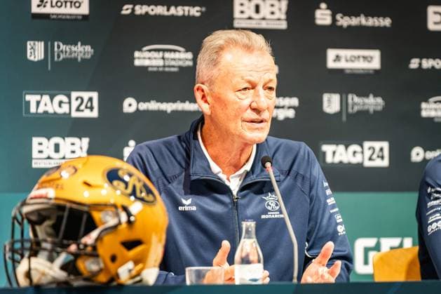 Monarchs Head Coach Greg Seamon speaks at Erima GFL Bowl press conference, PK, Pressekonferenz Erima GFL Bowl 2025, press conference, Potsdam Royals vs Dresden Monarchs Copyright: xFootxBowl PatrickxKlixx