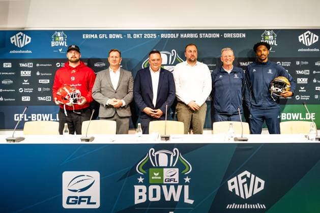 Heiko Bals, Jens-Uwe Müller, Greg Seamon and Tyler Hudson siting on podium at Erima GFL Bowl press conference, PK, Pressekonferenz Erima GFL Bowl 2025, press conference, Potsdam Royals vs Dresden Monarchs Copyright: xFootxBowl PatrickxKlixx