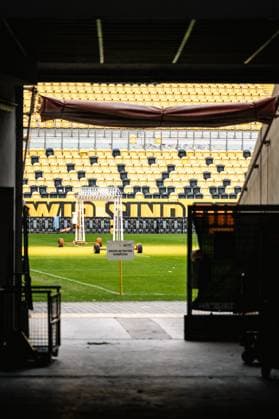 Preparing the lawn @ Rudolf-Harbig-Stadion for Erima GFL Bowl 2025 Erima GFL Bowl 2025, press conference, PK, Pressekonferenz Potsdam Royals vs Dresden Monarchs Copyright: xFootxBowl PatrickxKlixx