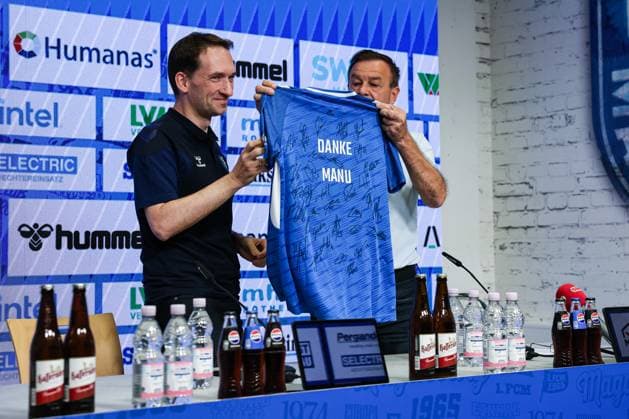 Managing Director Sport Otmar Schork 1 FC Magdeburg presents the Head of Media and Communication Press Spokesman Manuel Holscher 1 FC Magdeburg with a signed jersey of the team with the inscription, Thank you Manu The press spokesman is leaving the club at his own request 2 Football Bundesliga Season 2025 2026 Press conference with the Managing Director Sport Otmar Schork 1 FC Magdeburg from 1 FC Magdeburg in the Avnet Arena in Magdeburg Football,Man,Men,Germany,07 10 2025