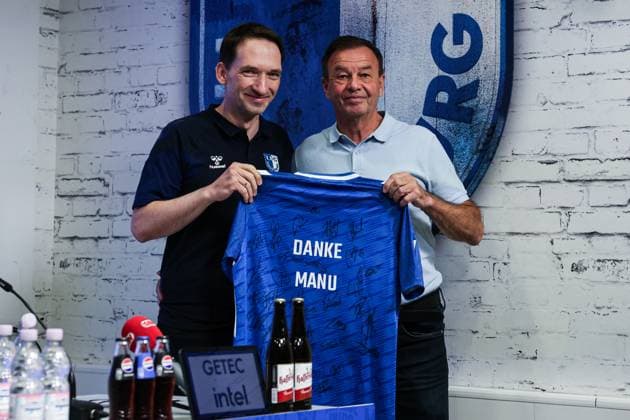 Managing Director Sport Otmar Schork 1 FC Magdeburg presents the Head of Media and Communication Press Spokesman Manuel Holscher 1 FC Magdeburg with a signed jersey of the team with the inscription, Thank you Manu The press spokesman is leaving the club at his own request 2 Football Bundesliga Season 2025 2026 Press conference with the Managing Director Sport Otmar Schork 1 FC Magdeburg from 1 FC Magdeburg in the Avnet Arena in Magdeburg Football,Man,Men,Germany,07 10 2025
