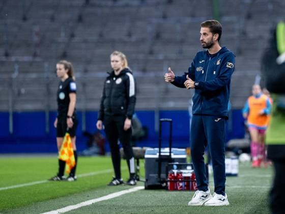 Theodoros Dedes TSG Hoffenheim, Coach gesticulates, GER, Hamburger SV vs TSG 1899 Hoffenheim, Football Google Pixel Women Bundesliga, 5 Matchday, Season 2025 2026, 06 10 2025 DFB regulations prohibit any use of photographs as image sequences and or quasi video GER, Hamburger SV vs TSG 1899 Hoffenheim, Football Google Pixel Women Bundesliga, 5 Matchday, Season 2025 2026, 06 10 2025 Hamburg Copyright: xEibner-Pressefoto Memmlerx EP_MMR
