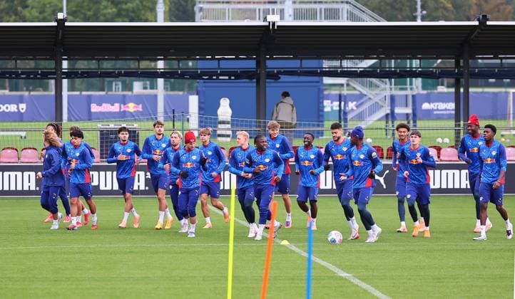 RB Leipzig Training Bundesliga Leipzig, 07 10 2025, RB Leipzig Training Center,Soccer Bundesliga , RB Leipzig Training , In the picture team run , Picture Point