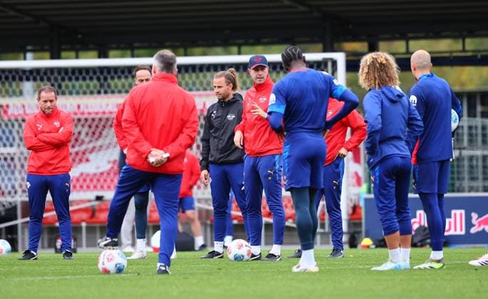 RB Leipzig training Bundesliga Leipzig, 07 10 2025, RB Leipzig training center,Fußball Bundesliga , RB Leipzig training , In the picture coach Ole Werner RB Leipzig in the middle of the team , Picture Point